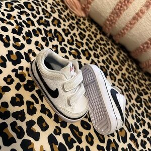 Nike infant capri 3 size 4C